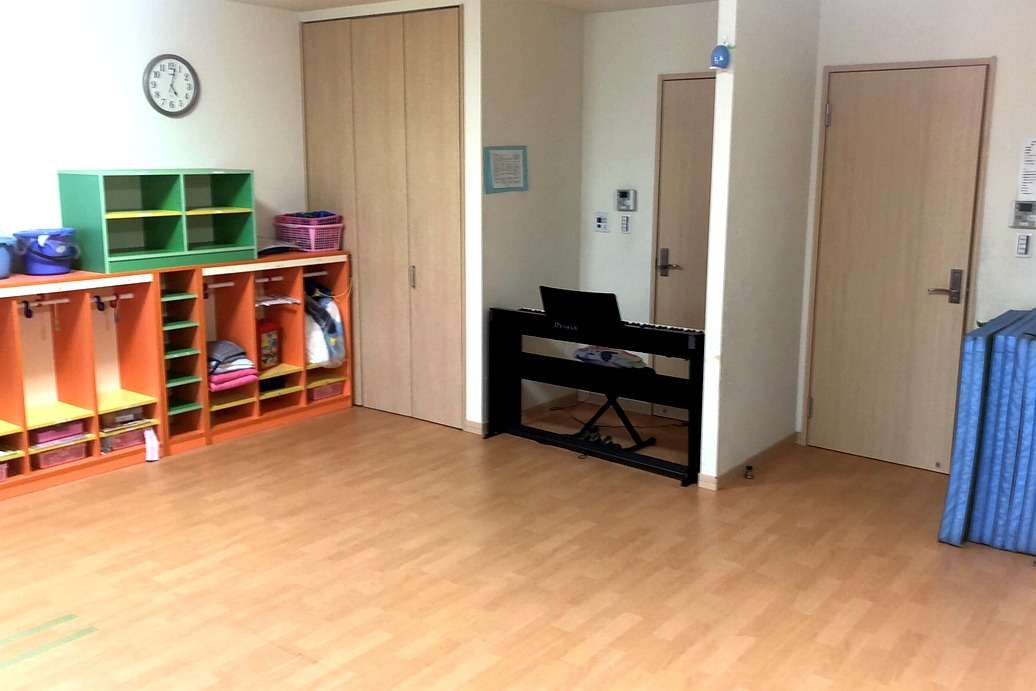 国語・算数・制作・音楽・英語・給食・体操といった室内のカリキュラムのほとんどは、このお部屋で実施しています。